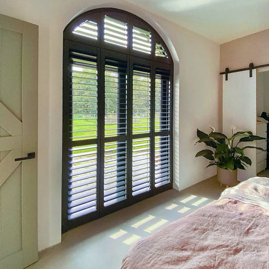 Zwarte Boogdeur Shutters op Maat