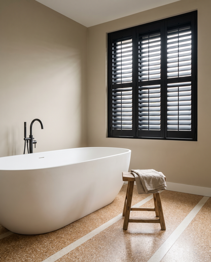 Badkamer met zwarte PVC-shutters